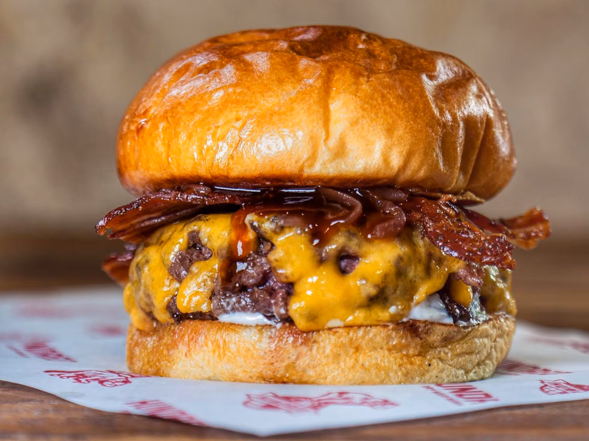 Hamburguesa Patty's con doble carne, queso cheddar y bacon
