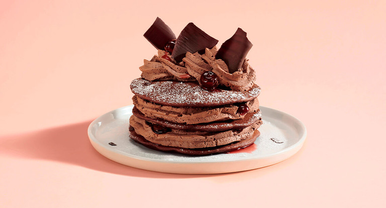 Tortitas de chocolate con crema y virutas